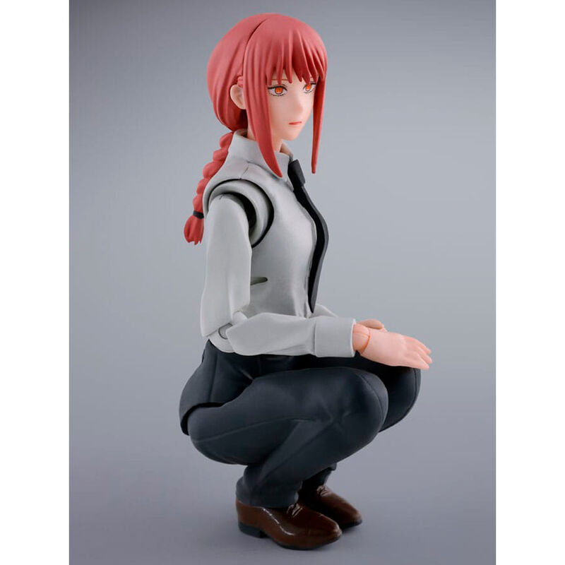 Ensemble complet de la figurine Makima avec accessoires, prêt à être exposé dans une collection