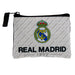 Détail de la fermeture éclair et texture de la pochette Real Madrid signée CYP BRANDS, vue rapprochée.