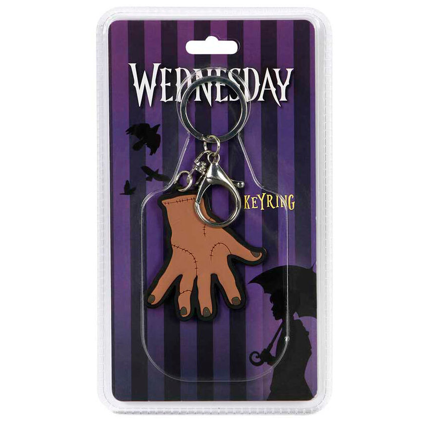 Vue rapprochée du porte-clés Wednesday Thing montrant les finitions et la qualité du produit