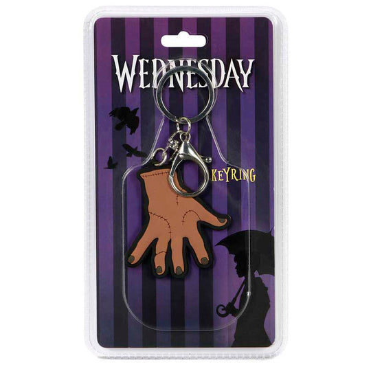 Vue rapprochée du porte-clés Wednesday Thing montrant les finitions et la qualité du produit