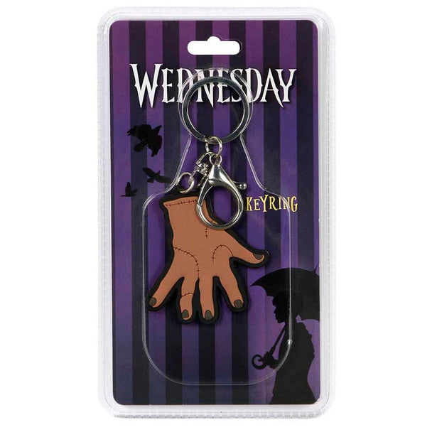 Vue rapprochée du porte-clés Wednesday Thing montrant les finitions et la qualité du produit