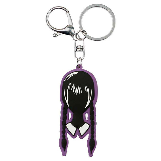 Porte-clés Wednesday Addams accroché à un sac, montrant son design compact et sa robustesse pour un usage quotidien