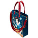Image du sac Loungefly Blanche-Neige porté en bandoulière, illustrant son confort d'utilisation