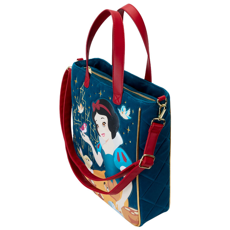 Image du sac Loungefly Blanche-Neige porté en bandoulière, illustrant son confort d'utilisation