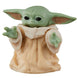 Figurine Grogu posée avec ses accessoires inclus visibles à côté