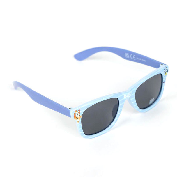 Gros plan sur les lunettes de soleil Bluey avec monture bleue et verres teintés, adaptées aux enfants.