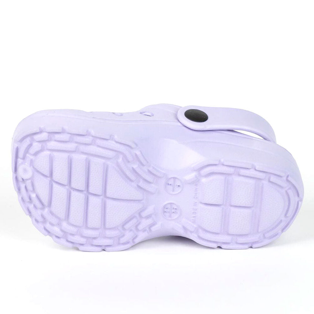 Photo des différentes tailles disponibles des clogs Disney Stitch alignées côte à côte