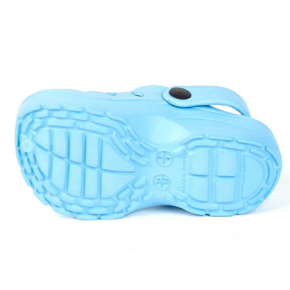 Image des clogs Disney Stitch portés par un enfant sur le sable de la plage
