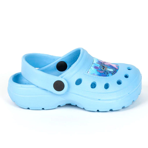 Gros plan sur le motif Stitch imprimé sur le dessus du clog de plage CERDÁ pour enfants
