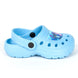 Gros plan sur le motif Stitch imprimé sur le dessus du clog de plage CERDÁ pour enfants