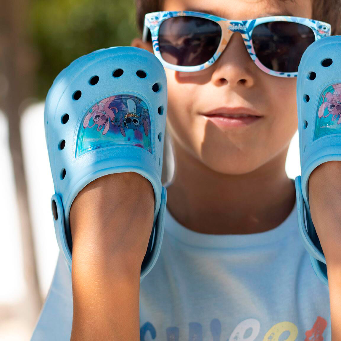 Présentation des clogs Disney Stitch CERDÁ emballés dans leur boîte d'origine colorée