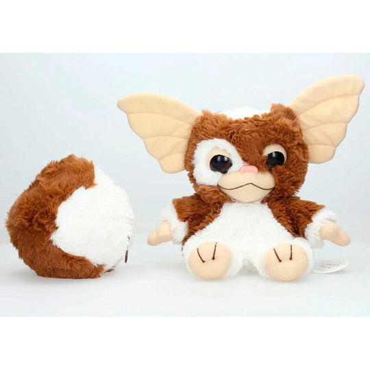 Gros plan sur le visage expressif de la peluche Gizmo Gremlins SD TOYS avec ses grands yeux marron