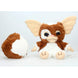 Gros plan sur le visage expressif de la peluche Gizmo Gremlins SD TOYS avec ses grands yeux marron