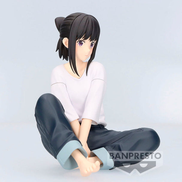 Détail du visage et des vêtements de la figurine Takina Inoue Lycoris Recoil par BANPRESTO