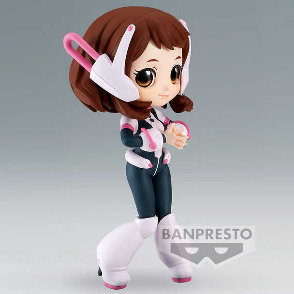 Profil latéral de la figurine Ochaco Uraraka Q Posket montrant sa pose dynamique et ses vêtements
