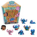 Vue de face de la figurine Disney Doorables Stitch avec décor tropical coloré