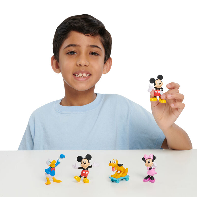 Vue d'ensemble des 5 figurines Disney Mickey du pack JUST PLAY, illustrant leur taille et leur design unique