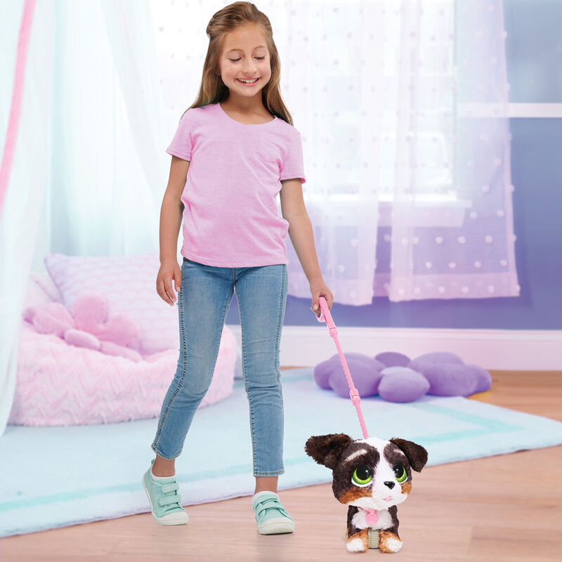 Vue d'ensemble du jouet FurReal Walkalots Bernedoodle avec ses accessoires, y compris la laisse et les piles AG13