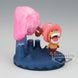 Profil gauche de la figurine Tony Tony Chopper mettant en valeur les détails du costume et des accessoires