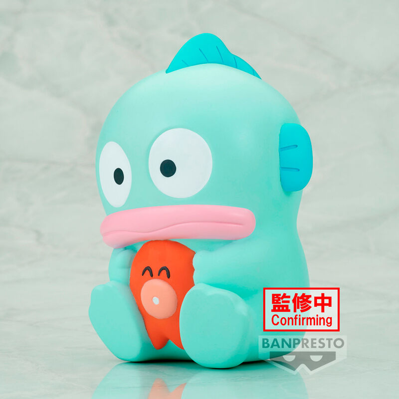 Figurine Hangyodon Sanrio Sofvimates posée sur une surface blanche avec éclairage naturel