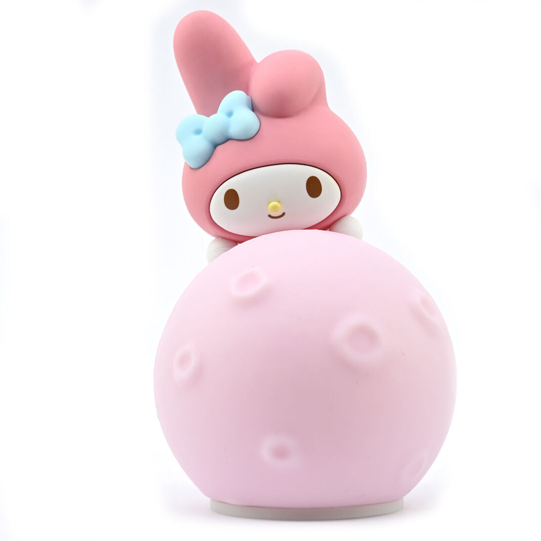 Vue latérale d’une figurine lumineuse Hello Kitty montrant ses composants électroniques