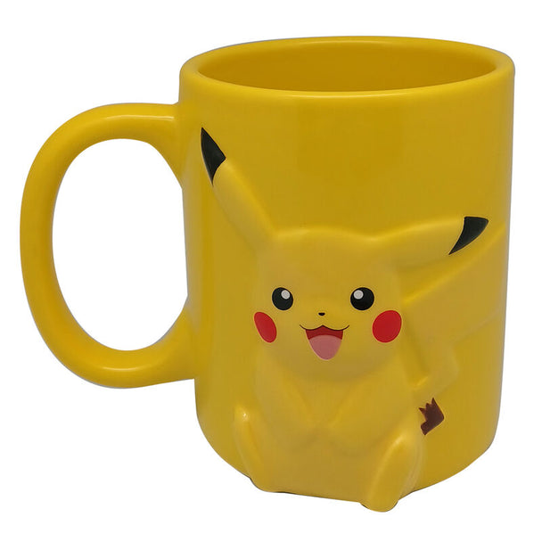 Mug 3D Pokémon Pikachu en céramique avec une capacité de 325ml, vue de face sur fond blanc
