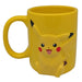 Mug 3D Pokémon Pikachu en céramique avec une capacité de 325ml, vue de face sur fond blanc