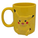 Mug 3D Pokémon Pikachu en céramique avec une capacité de 325ml, vue de face sur fond blanc