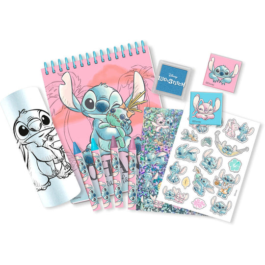 Vue rapprochée des accessoires inclus dans le set Disney Stitch 3D : stickers, crayons et carnet décoré