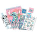 Vue rapprochée des accessoires inclus dans le set Disney Stitch 3D : stickers, crayons et carnet décoré