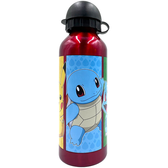 Gourde Pokémon posée à côté d'un sac d'école pour enfants