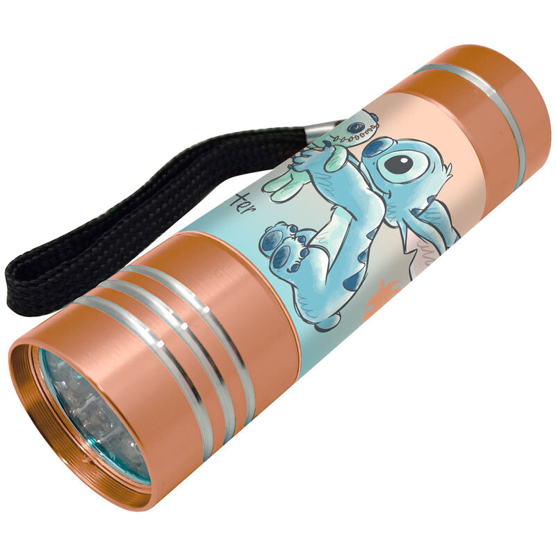 Lampe torche Disney Stitch allumée montrant la lumière LED puissante dans un environnement sombre