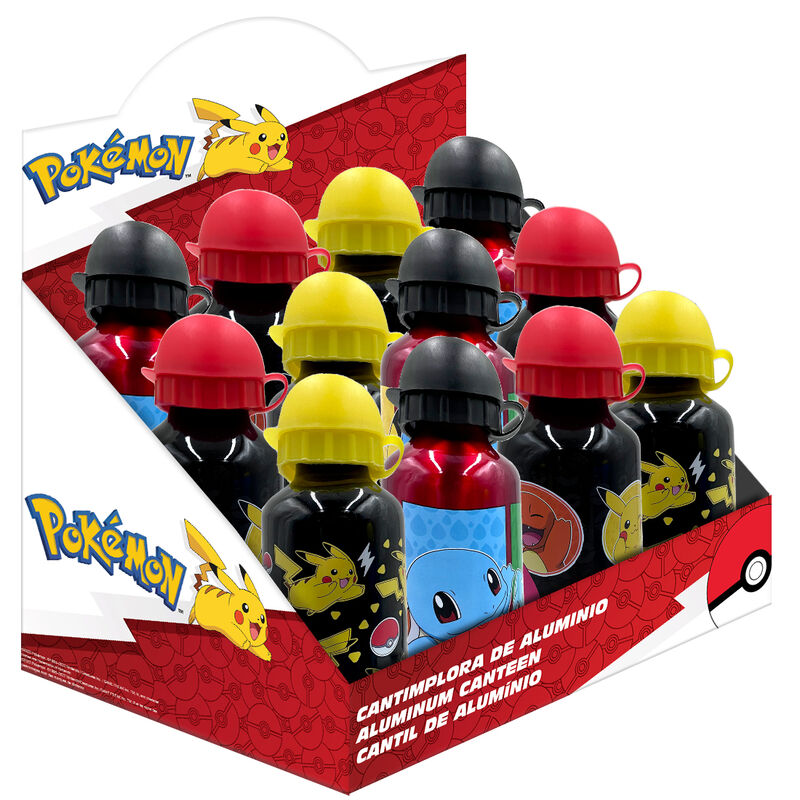 Enfant tenant la gourde Pokémon lors d'une sortie en plein air
