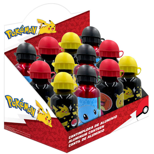Enfant tenant la gourde Pokémon lors d'une sortie en plein air