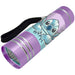 Enfant tenant la lampe torche LED Disney Stitch lors d'une sortie nocturne en plein air