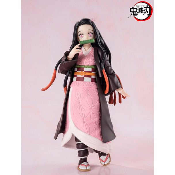 Figurine articulée Nezuko Kamado avec son kimono rose et accessoires détaillés