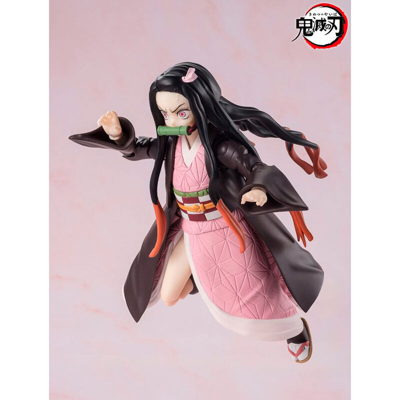 Figurines Tanjiro et Nezuko posées ensemble montrant leur articulation et détails