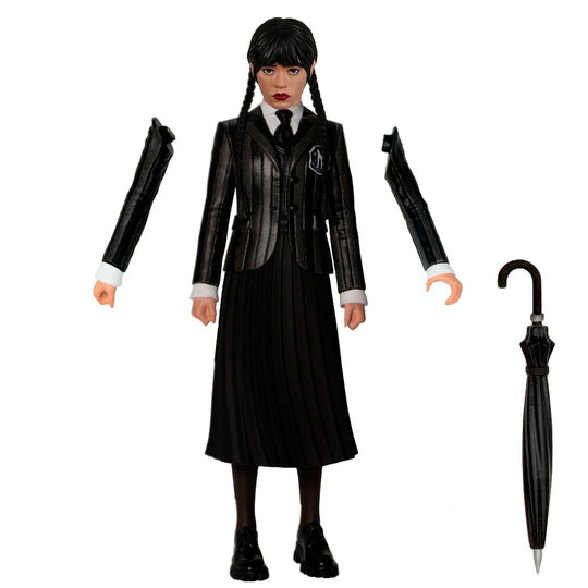 Zoom sur la figurine de Wednesday avec détails de son visage et tenue sombre
