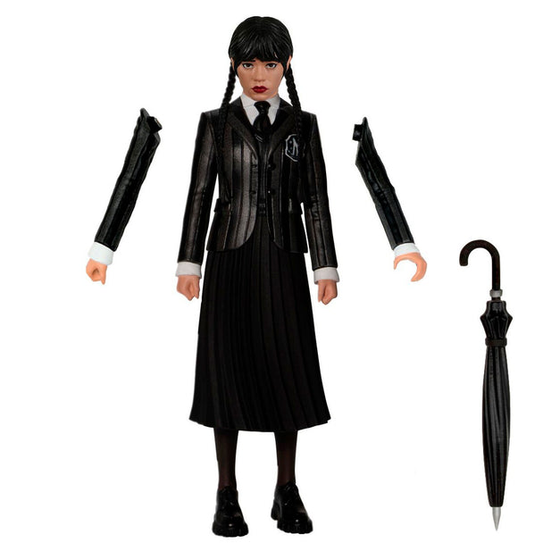 Zoom sur la figurine de Wednesday avec détails de son visage et tenue sombre