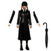 Zoom sur la figurine de Wednesday avec détails de son visage et tenue sombre