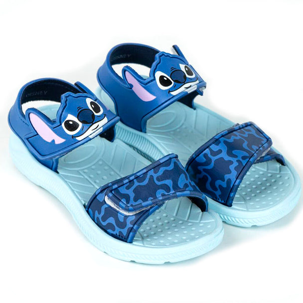 Vue de face des sandales Disney Stitch CERDÁ en taille 27, coloris bleu et violet avec le personnage Stitch sur la bride