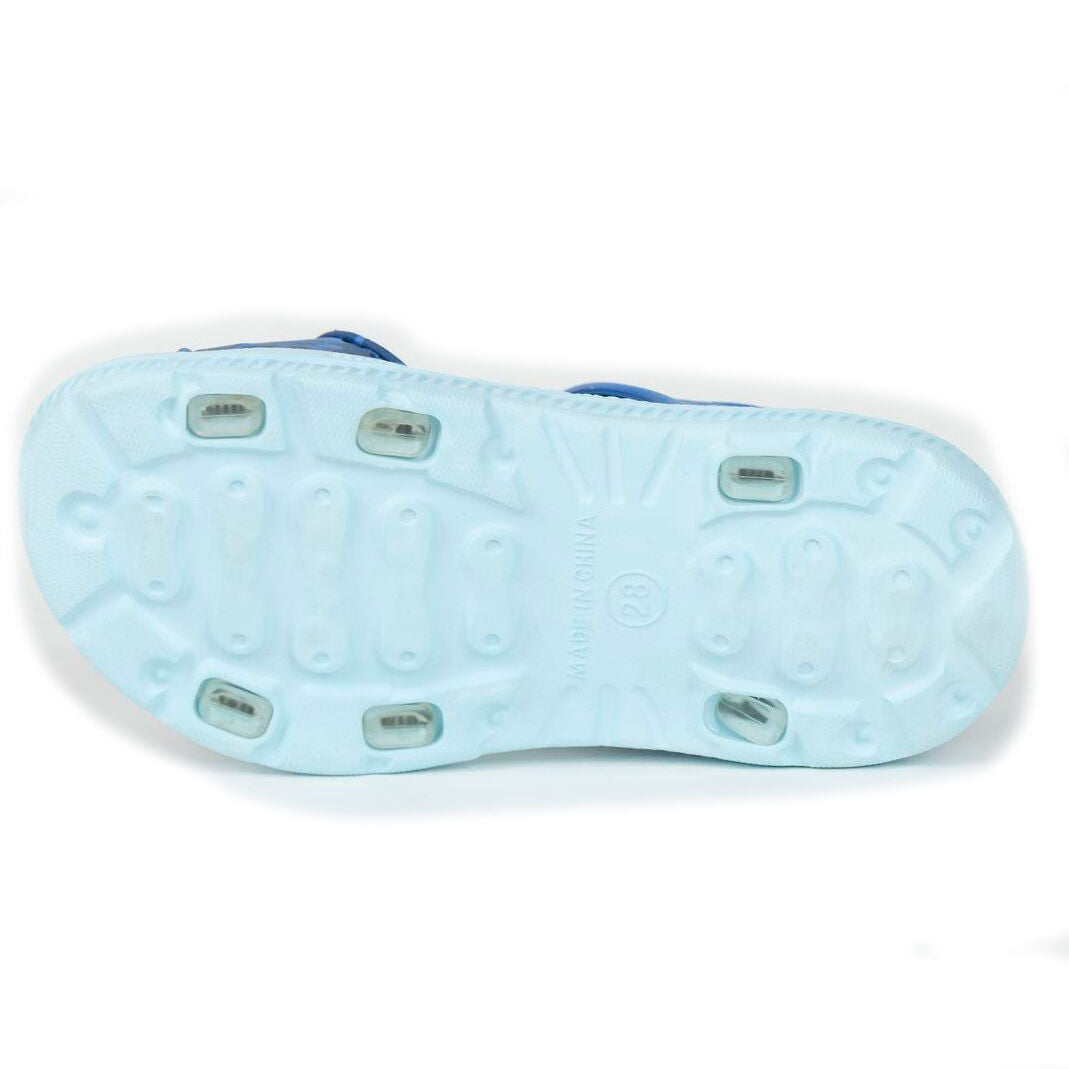 Vue latérale des sandales Disney Stitch CERDÁ montrant le design coloré et la fermeture pratique pour un bon maintien