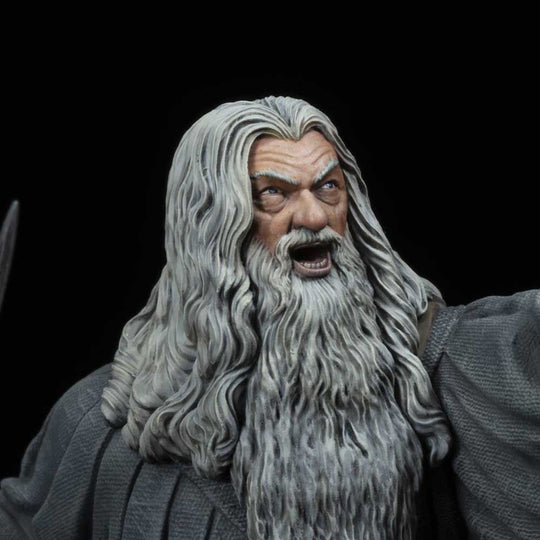 Figurine Gandalf en Moria de 18 cm vue de face avec détails précis et tenue grise