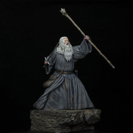 Gros plan sur la figurine Gandalf SD TOYS montrant son bâton et expression déterminée