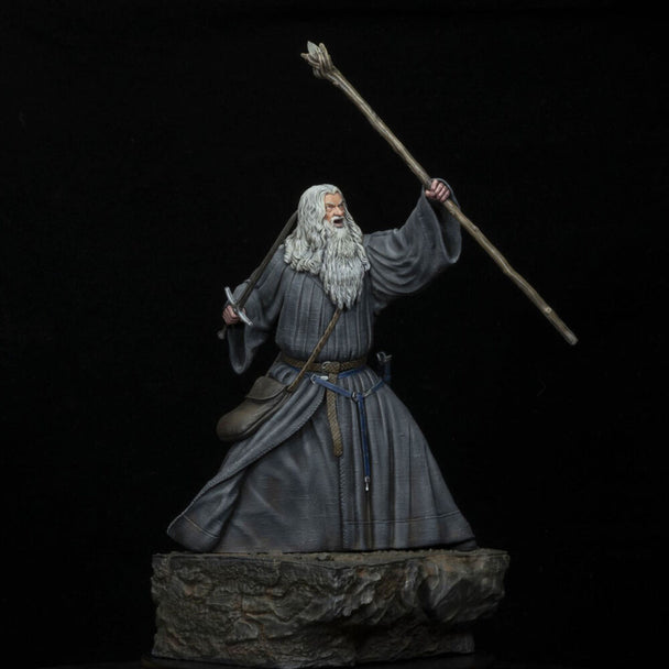 Gros plan sur la figurine Gandalf SD TOYS montrant son bâton et expression déterminée