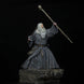 Gros plan sur la figurine Gandalf SD TOYS montrant son bâton et expression déterminée