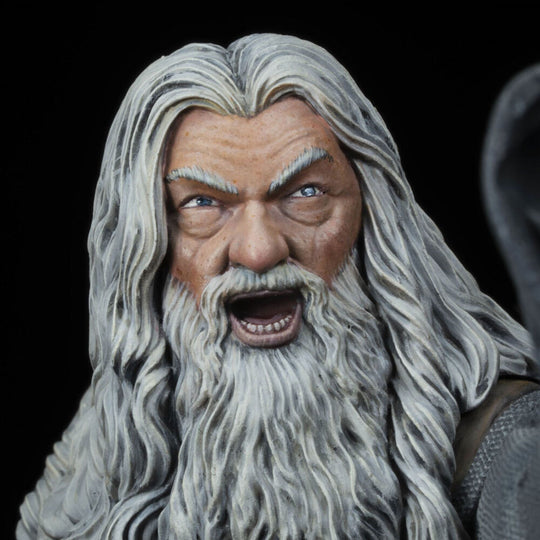 Figurine Gandalf en Moria posée sur un socle, vue latérale avec éclairage mettant en valeur les textures