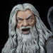 Figurine Gandalf en Moria posée sur un socle, vue latérale avec éclairage mettant en valeur les textures