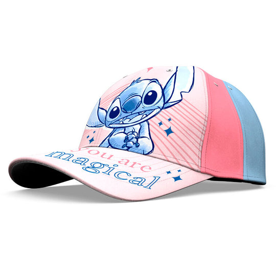 Casquette Disney Stitch portée par un enfant avec un fond coloré