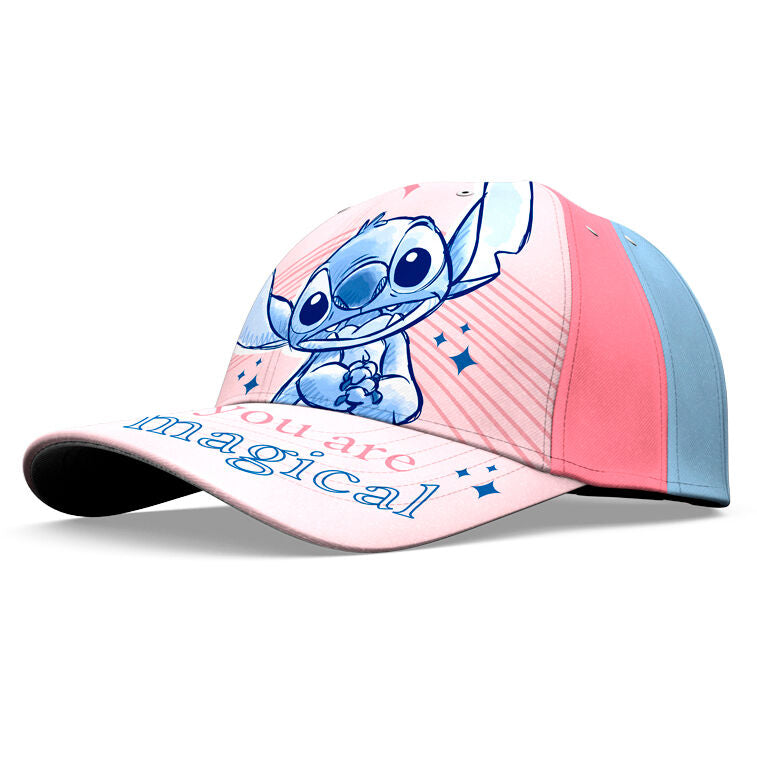 Casquette Disney Stitch portée par un enfant avec un fond coloré